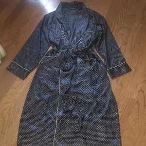 Roundtree & York’s men’s robe .size 0/S